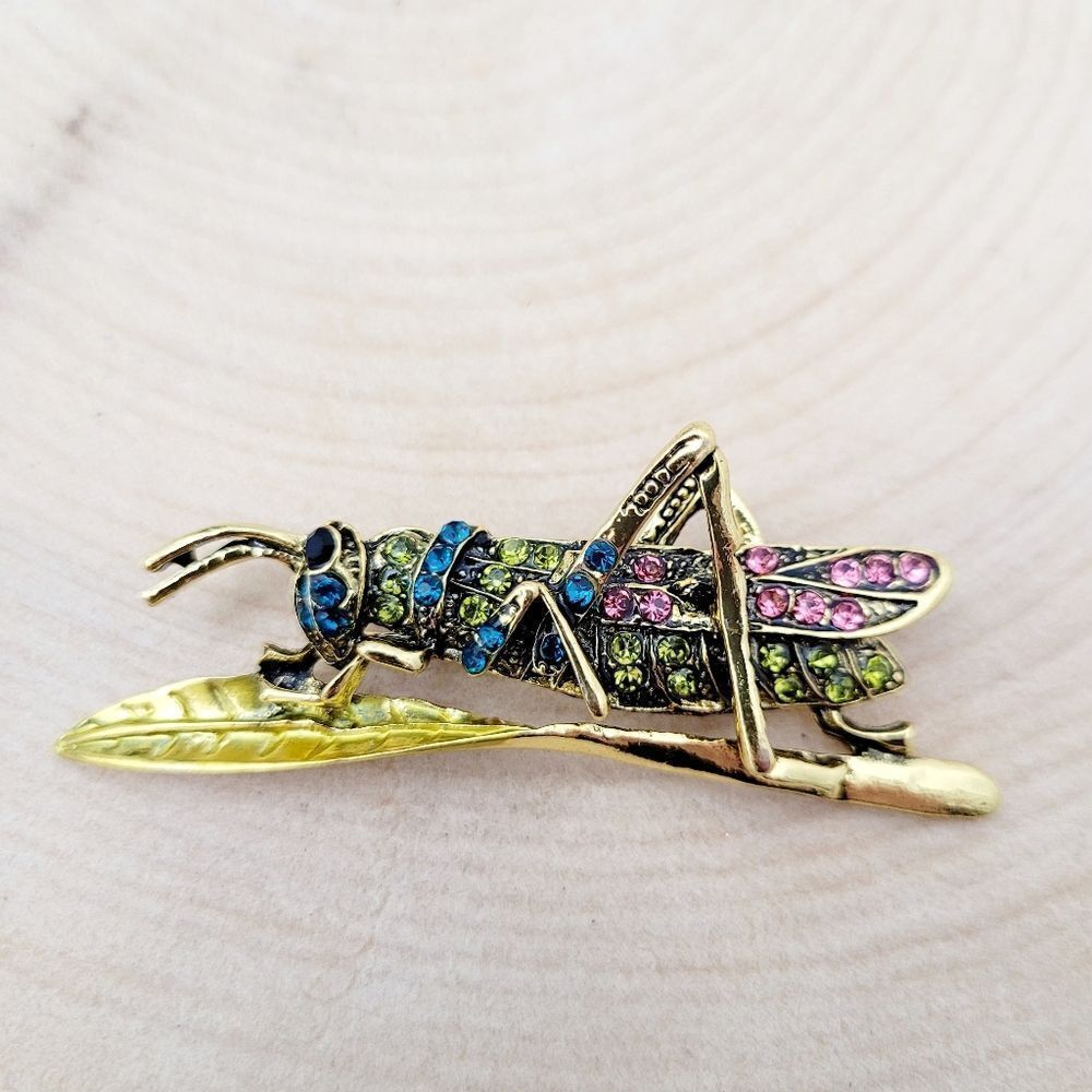 Brand New Gold Tone Grasshopper Colours Rhinestone Brooch Pin